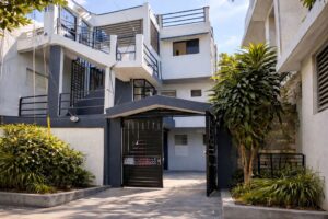 Edificio en ventas Los Frailes II con 7 estudios rentados. Genera RD$50,000 mensuales, exento de IPI y con potencial de expansión. Inversión estable.